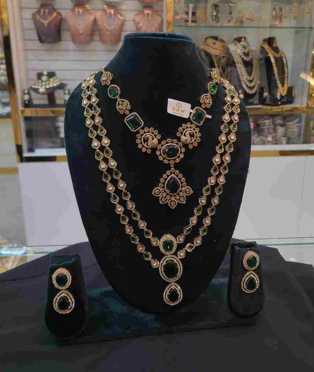 MOZONITE  NECKLESS