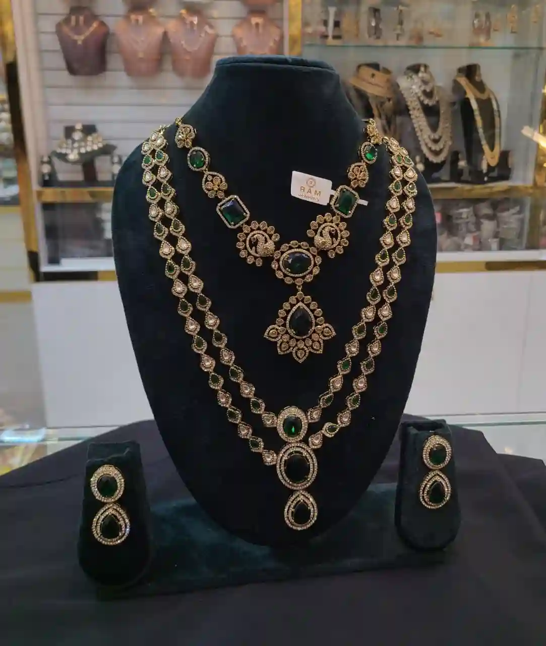 MOZONITE  NECKLESS